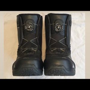 Snowboard boots
